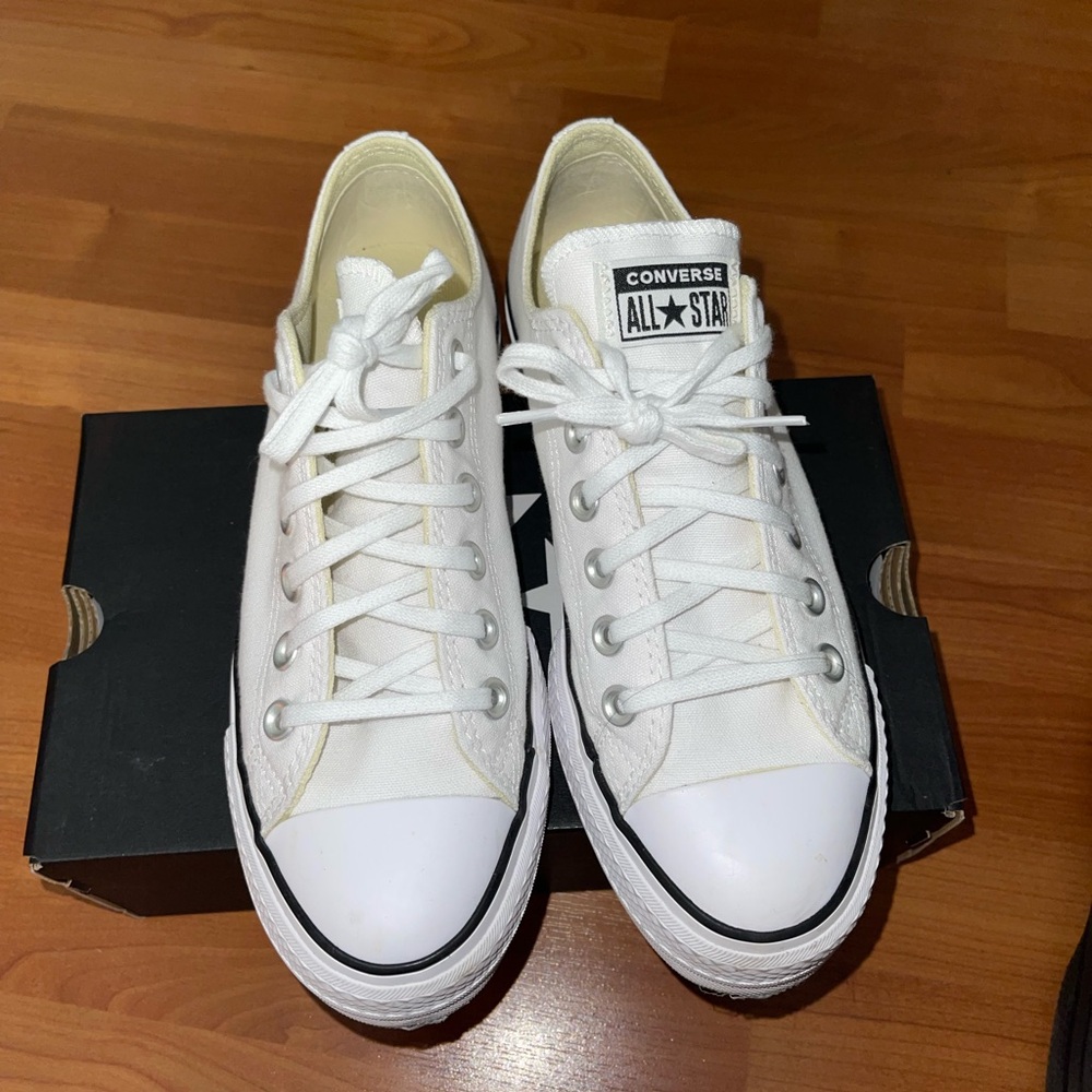 Low top platform converse size 7 in women